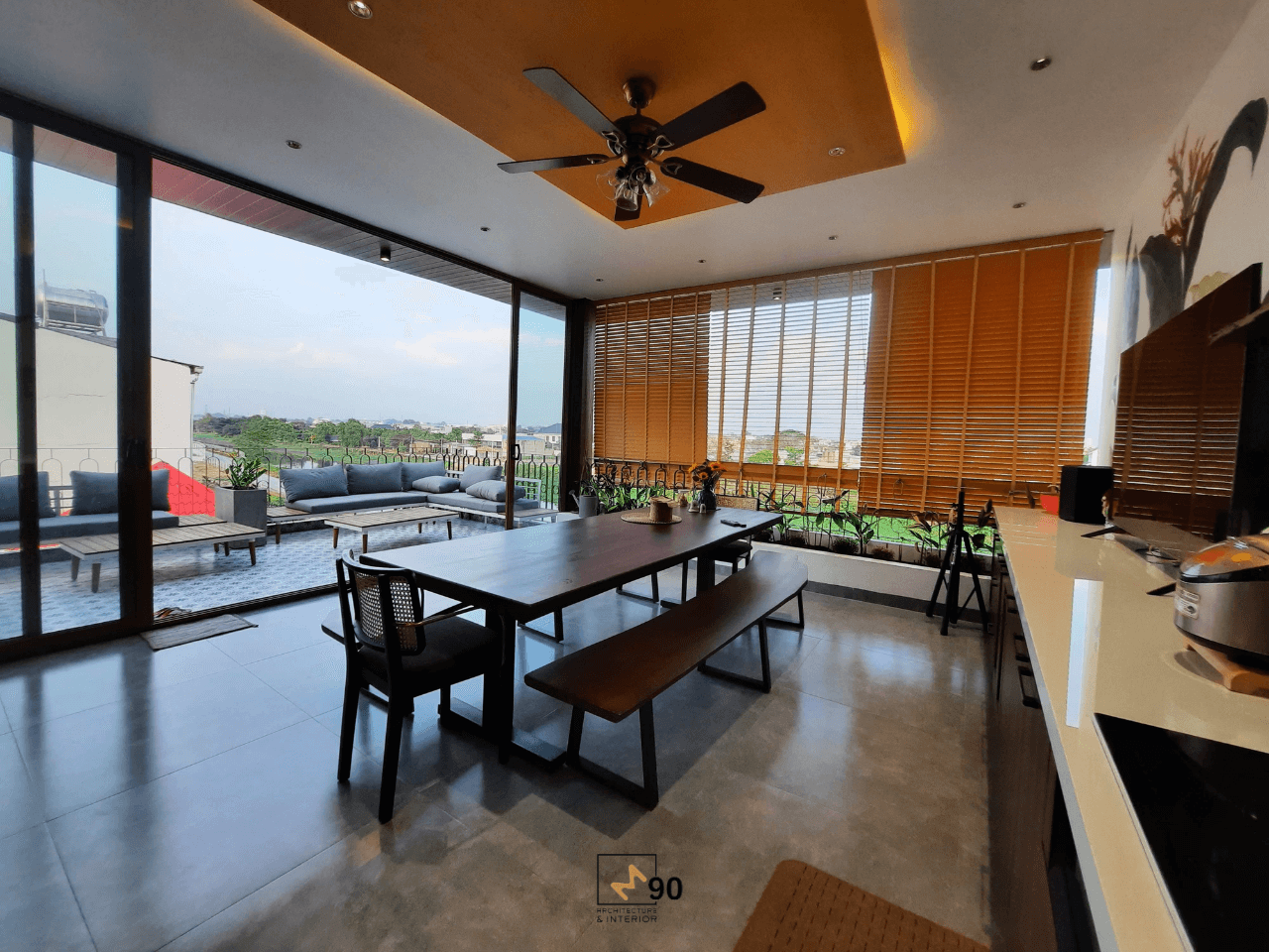 Thiết kế bếp mở hiện đại, liên thông với khu thư giãn sân thượng.