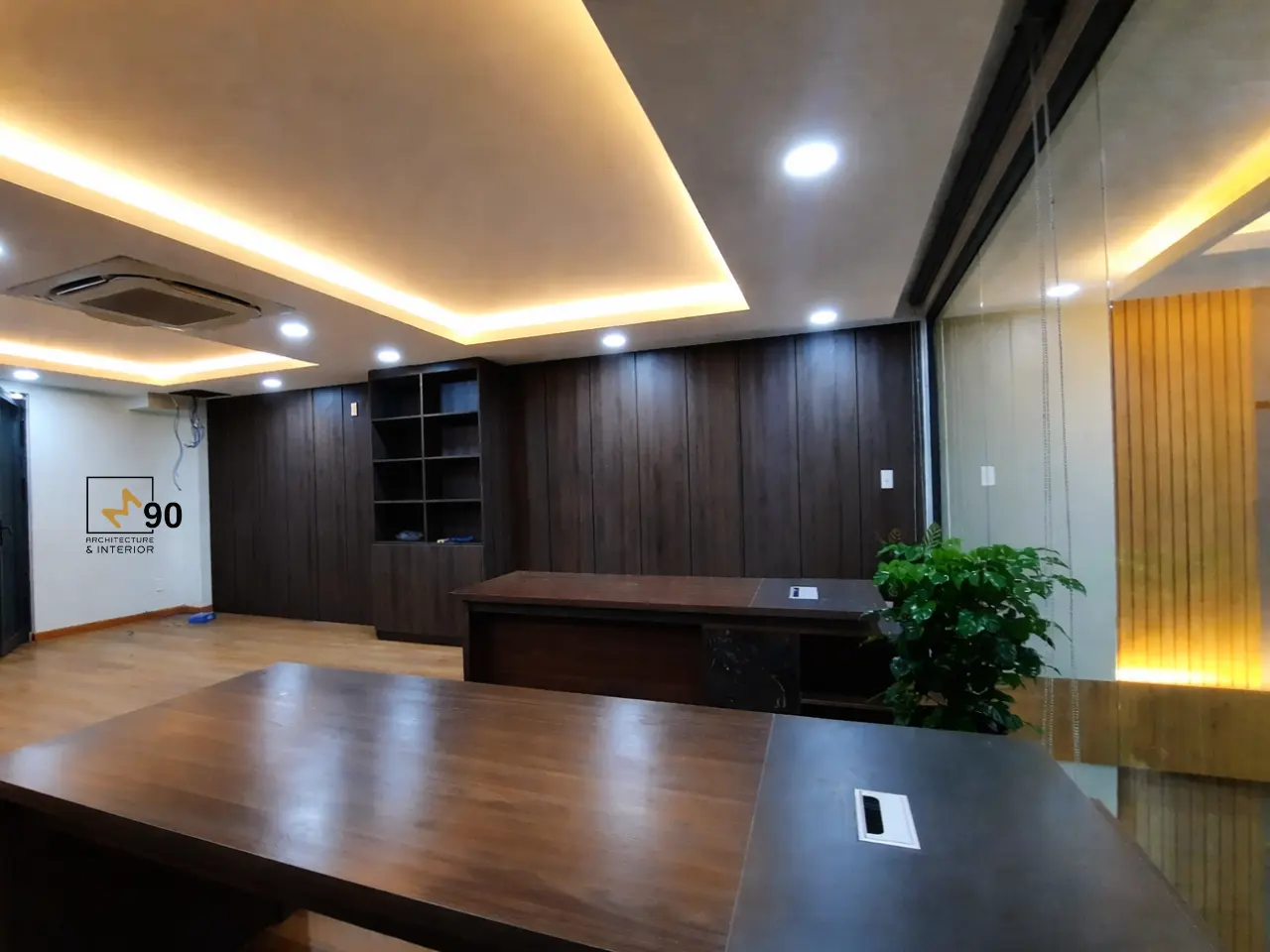 Bàn làm việc văn phòng được thi công chắc chắn, thiết kế hiện đại phù hợp không gian chuyên nghiệp