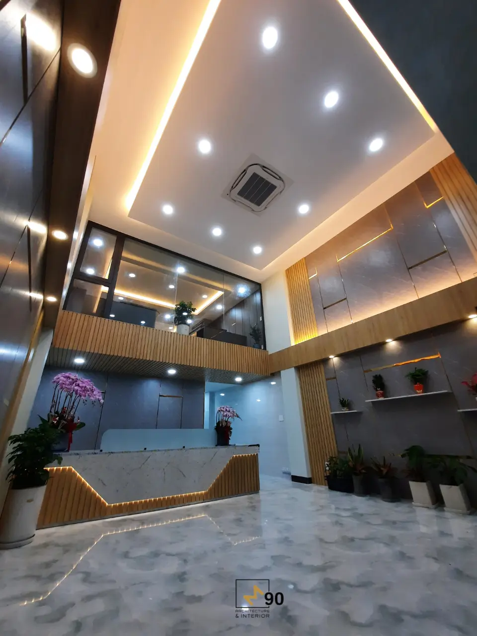 Không gian sảnh lễ tân văn phòng với thiết kế sang trọng và ánh sáng hiện đại, M90 M90 đơn vị thiết kế thi công nội thất văn phòng trọn gói