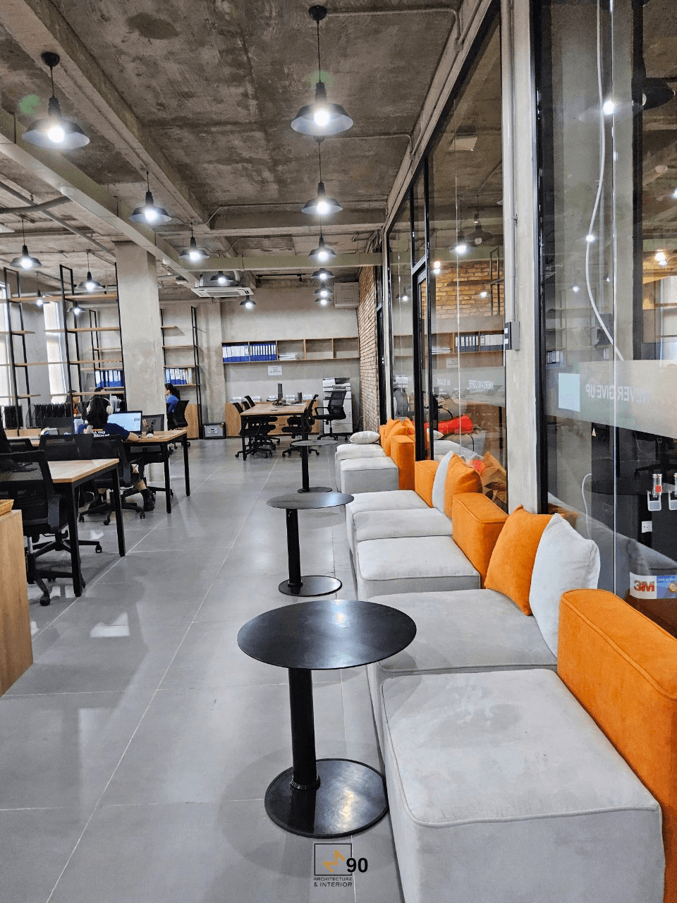 Lối đi mở kết nối giữa văn phòng làm việc và khu vực cafe Americano