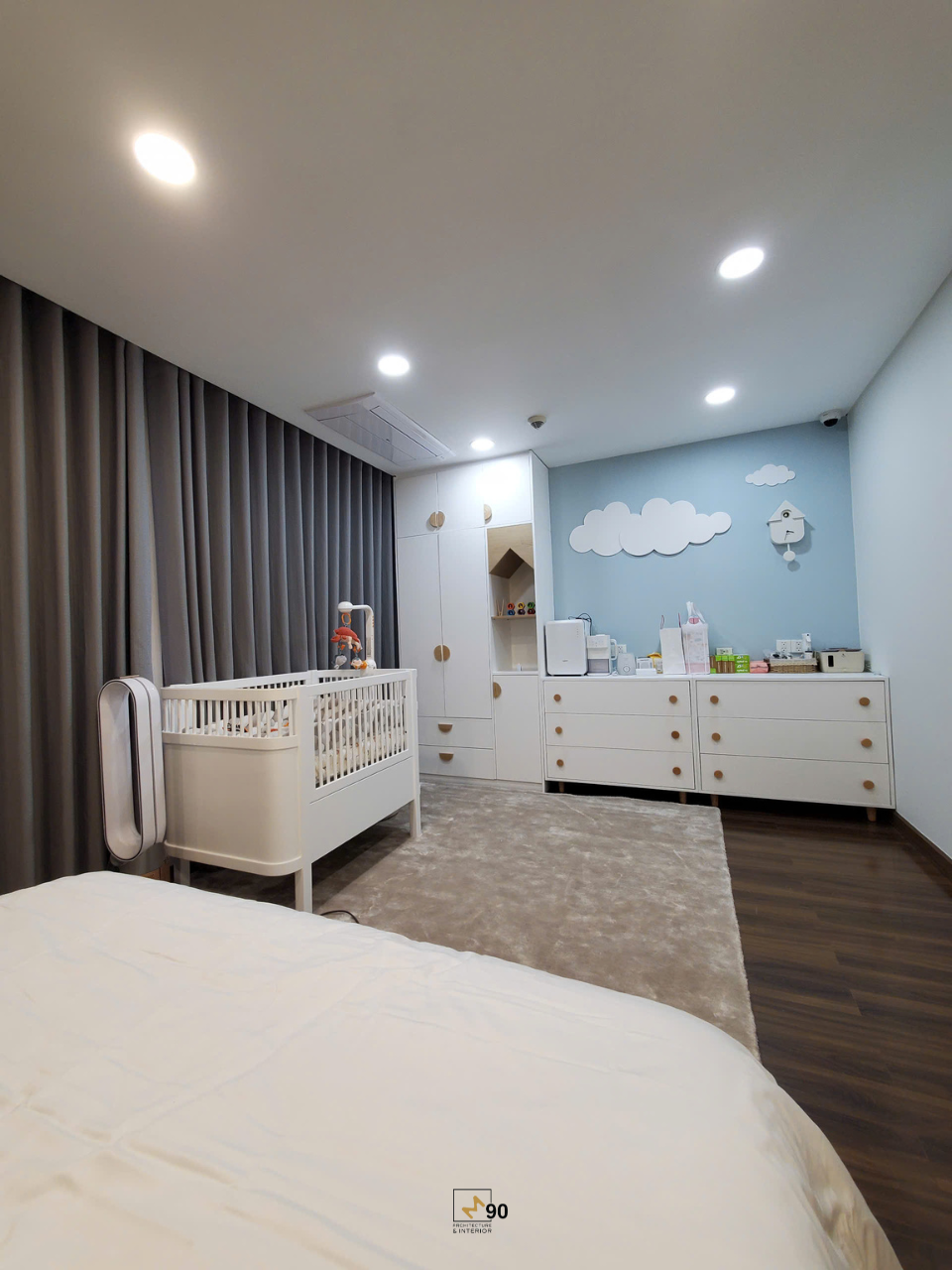 Hệ tủ đựng đồ màu trắng được phối kèm các tay nắm mở cửa màu vàng nâu hiện đại