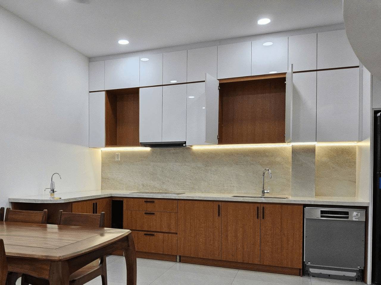 Nội thất nhà bếp được trang bị đầy đủ công năng, nơi gắn kết các thành viên trong gia đình