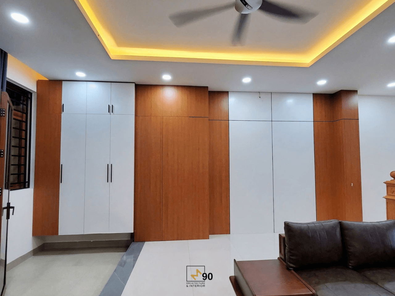Từ góc phòng khách nhìn qua là mẫu tủ giày và tủ kho đẹp hiện đại dùng lưu trữ đồ dùng chung của cả gia đình