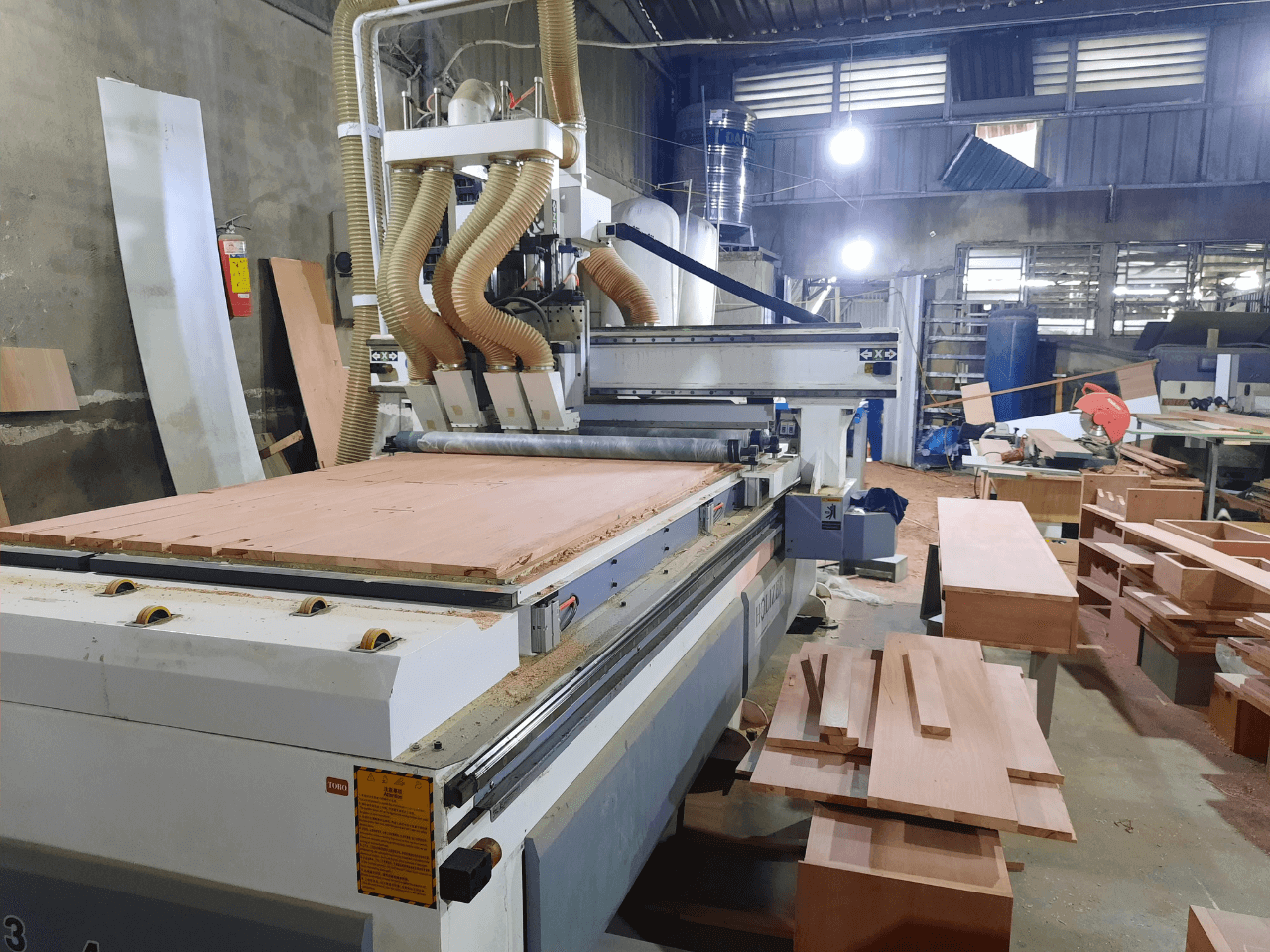 Máy CNC tại xưởng sản xuất nội thất M90