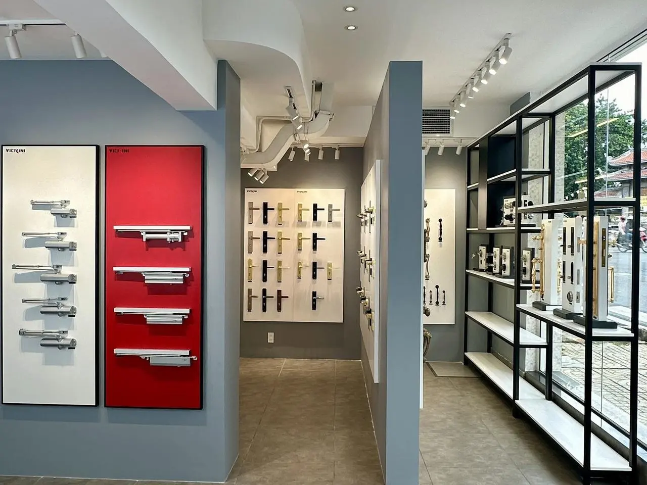 Vách trưng bày phụ kiện sau khi hoàn thiện tại dự án Vickini TP HCM